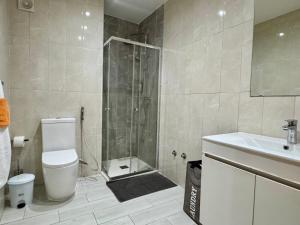 a bathroom with a shower and a toilet and a sink at SunRise in Santa Maria