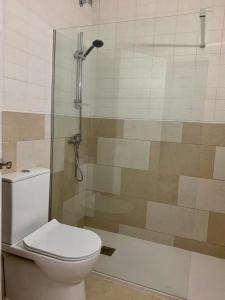 a bathroom with a toilet and a shower at Casa Teuwisse in Torre-Pacheco +9 photos