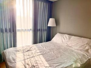 a bedroom with a white bed and a window at 서초 아트하우스2 in Seoul