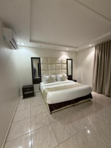 a large white bedroom with a large bed in it at فيو المنسك in Abha