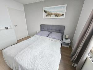 a small bedroom with a bed in a room at Ferienwohnung Sunset - Traumhafter Seeblick & Sauna in Steinhude in Wunstorf