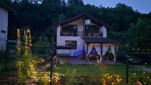 ein Haus mit einem Zaun vor dem Garten in der Unterkunft Къща Амфора in Trjawna