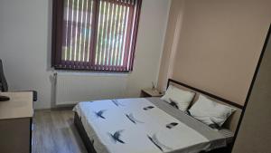 ein Schlafzimmer mit einem Bett und einem Fenster in der Unterkunft Къща Амфора in Trjawna