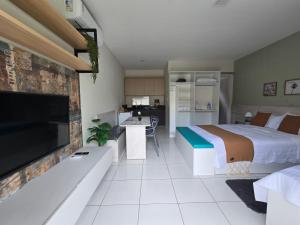 a bedroom with a large bed and a kitchen at Residencial New Stilo-Falésia in Canoa Quebrada +42 photos