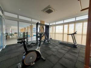 a gym with two treadmills and two exercise bikes at Lavit 92 - Conforto, estilo e lazer com piscina e academia in Bauru
