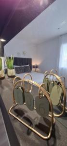 a living room with chairs and a couch at Studio Coeur Basque in Iholdy