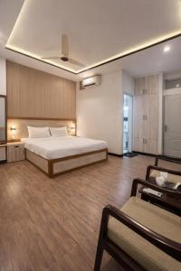a large bedroom with a large bed and wooden floors at Hotel Noor Sky in Islamabad +9 photos