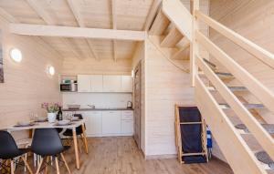 a kitchen and dining room in a tiny house at Wrzosowy Zakątek Sarbinowo in Sarbinowo