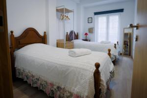 a bedroom with two beds and a window at Alojamento da Zá in Vila Pouca de Aguiar