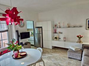 a living room with a table and a kitchen at Faggi & Quiet in Mandello del Lario