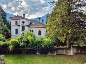 an old house with a fence in a yard at Faggi & Quiet in Mandello del Lario
