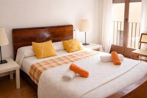 a bedroom with a bed with towels on it at Casa amb llar de foc - Casa Anina in Montsonis +26 photos