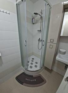 una doccia con porta in vetro in un bagno di Apartment Verdi Split with free parking in the garage a Spalato (Split) Altre 40 foto