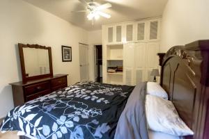 Ένα ή περισσότερα κρεβάτια σε δωμάτιο στο The Cove Apartments +81 φωτογραφίες