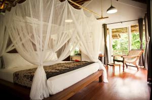 Koyao Bay Pavilions - Beach Resort and Pool Villas客房内的一张或多张床位
