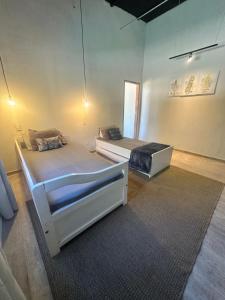 two beds in a room with two bedsvisor at Casa en Sanber in San Bernardino