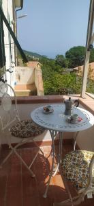a small table and two chairs on a balcony at Bilocale La Tezia in Marciana Marina