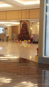 a christmas tree in the middle of a lobby at Nygel Staycation at Shell Residences in Sampong