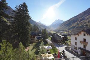 a view of a village in a valley with mountains at Gemütliches Studio im Zentrum in Evolène