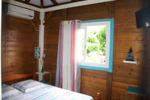 三河市Gites Chez Marie Christine的一间卧室，里面有一张床和一扇窗户。