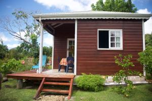 三河市Gites Chez Marie Christine的小屋设有木甲板和桌子