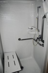 eine weiße Badewanne mit Dusche im Bad in der Unterkunft Holiday Inn Express - Horse Cave, an IHG Hotel in Horse Cave