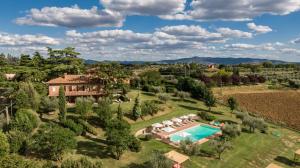 an aerial view of a villa with a swimming pool at Holiday House Borgo Badia in Castiglione del Lago