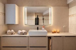 a bathroom with a sink and a mirror and towels at AltstadtQuartier Rudolstadt Ankommen l Bleiben in Rudolstadt +11 photos