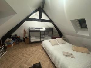 a bedroom with a bed in a attic at Le cottage des remparts Le triplex in Boulogne-sur-Mer
