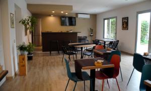 a restaurant with tables and chairs and a bar at La Locanda d'Oro in Monastir