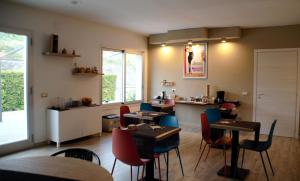 a restaurant with tables and chairs in a room at La Locanda d'Oro in Monastir +41 photos
