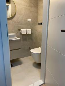 een badkamer met een toilet en een wastafel bij Rooms Marija in Split