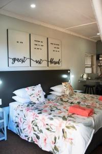 ein Schlafzimmer mit einem Bett, das mit Blumen bedeckt ist in der Unterkunft Rest4Sure in Ashton