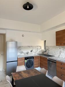 ครัวหรือมุมครัวของ Gîte entier ou chambres dans parc clos avec piscine