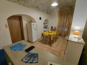 a kitchen and dining room with a table and a refrigerator at Le Stanze sul Colle in Palo del Colle