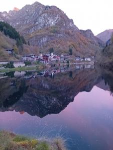 a small village on the shore of a lake at Il quattordici in Rimasco