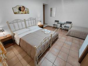a bedroom with a bed and a table and chairs at Le Stanze sul Colle in Palo del Colle +16 photos