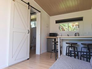 a barn door in a kitchen with a bar at Cabaña Esencia in Maldonado