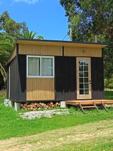 a tiny house is shown in a yard at Cabaña Esencia in Maldonado