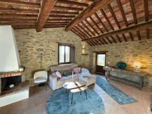 a living room with a couch and a table at Villa Amici Apartment in Fontignano +37 photos