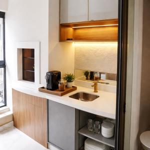 a kitchen with a sink and a microwave at Summerview novo , 2 piscinas e 2 jacuzzis, 2 quartos Novo! in Itapema