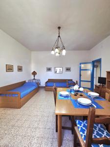 a living room with a dining table and a bed at La Casetta Sul Corso in Ischia Town