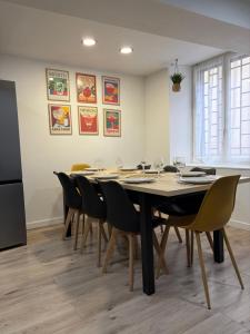 a dining room with a table and chairs at La Maison du Roi Arthur in Carcassonne
