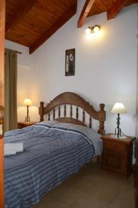 una camera da letto con un letto e due lampade sui tavoli di Las Victorias 3 a San Carlos de Bariloche