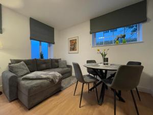 a living room with a couch and a table and chairs at Ferienpark Worpswede in Worpswede
