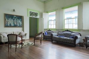 a living room with couches and chairs and windows at Maria Candida Hospedaria in Areias +47 photos