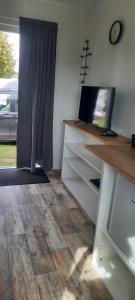 a room with a counter and a desk with a clock at Surf Shack 1 - Zimmer nah am Meer, WLAN, Gemeinschaftsgarten, Surfschule, Naturstrand, Parkplatz, Radfahrweg, Promenade in 10 Minuten erreichbar, Stopover Puttgarden in Dahme
