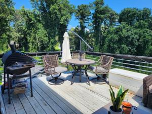 a patio with a table and chairs and a grill at Villa Nemesio & Linsday 1 in Atlanta