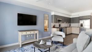 a living room with a couch and a tv and a table at Landing Chic 2BD Gym Clubhouse in Tempe