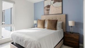 a bedroom with a large white bed with a window at Landing Chic 2BD Gym Clubhouse in Tempe +72 photos